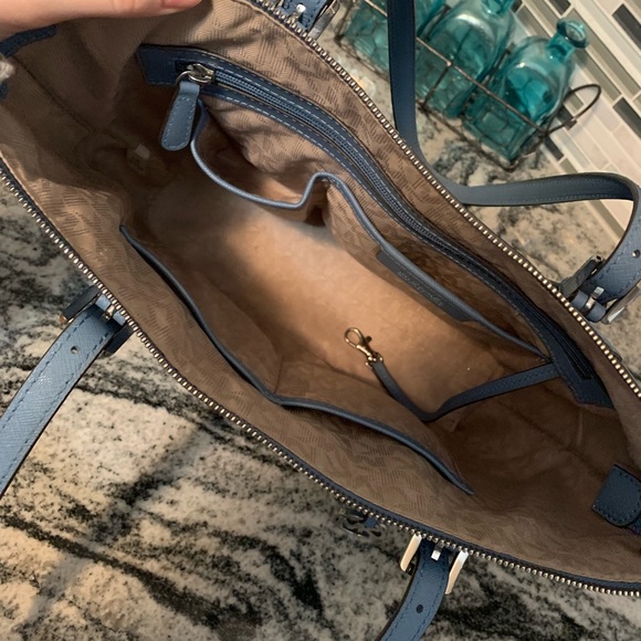 SOLD ON Ⓜ️ Micheal Kors Purse - Picture 3 of 4